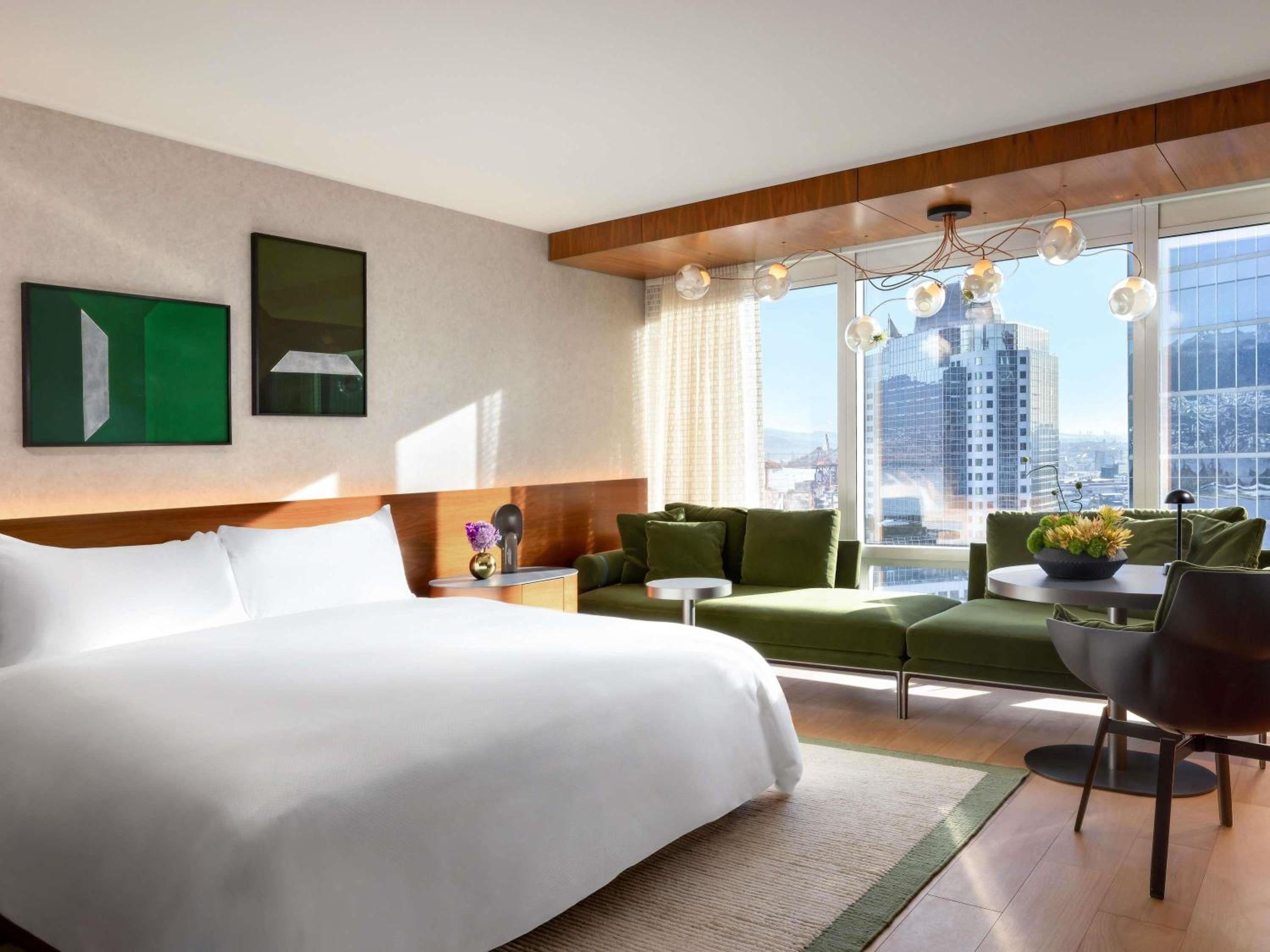 Fairmont Gold, Harbor, King Bed, Mountain View