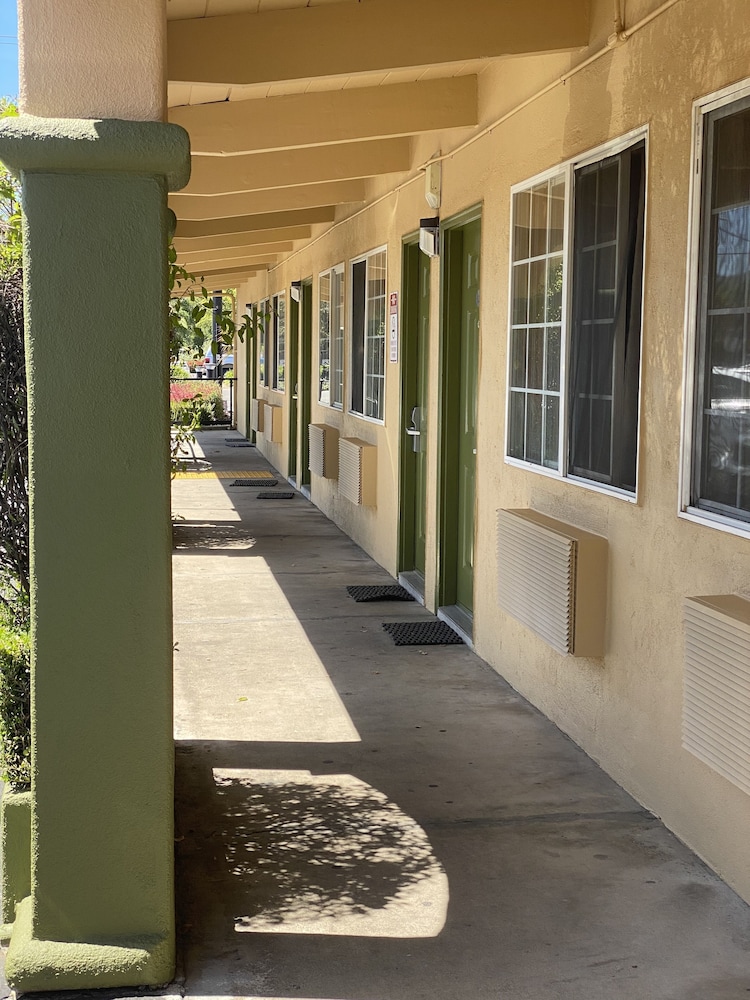 Holiday Motel 14/16
