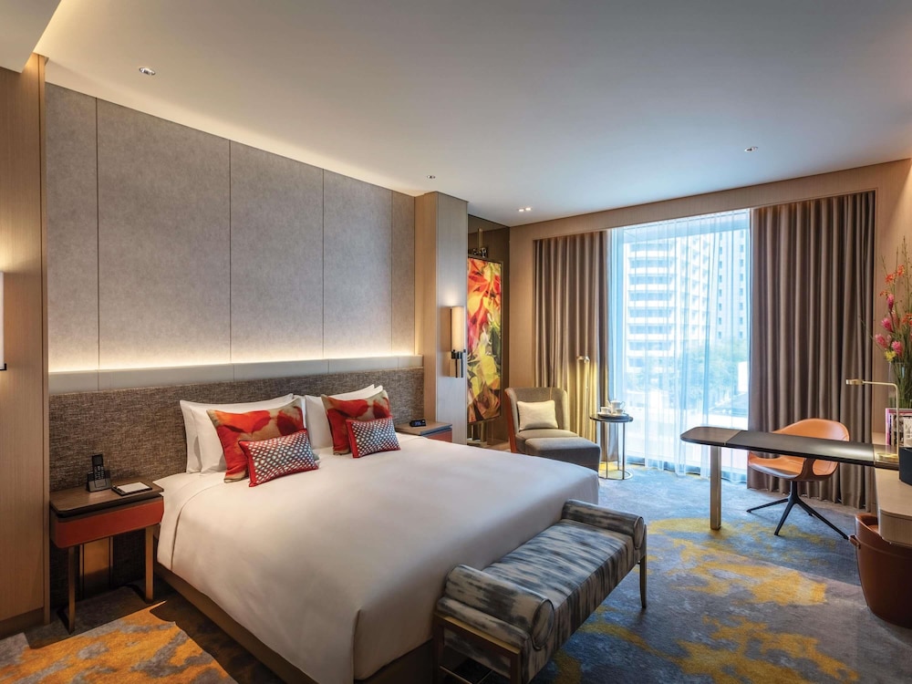LUXURY, KING BED