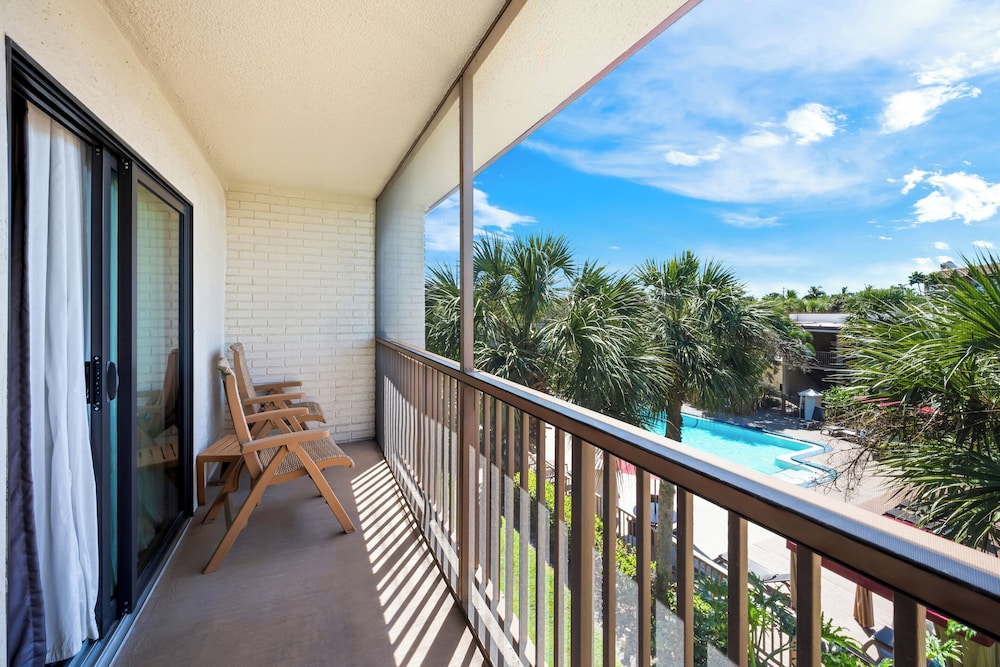 Red Roof PLUS & Suites Naples Downtown-5th Ave S in NAPLES - FL