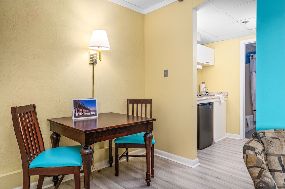 Cayman Suites Hotel 73/80