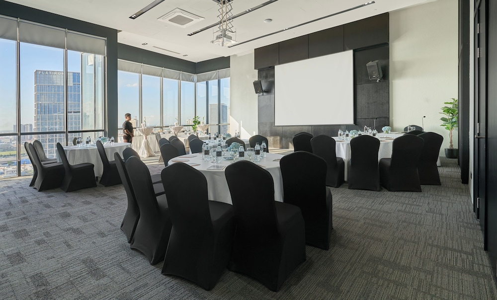 Lyve Inc Hotel And Residence 62/70