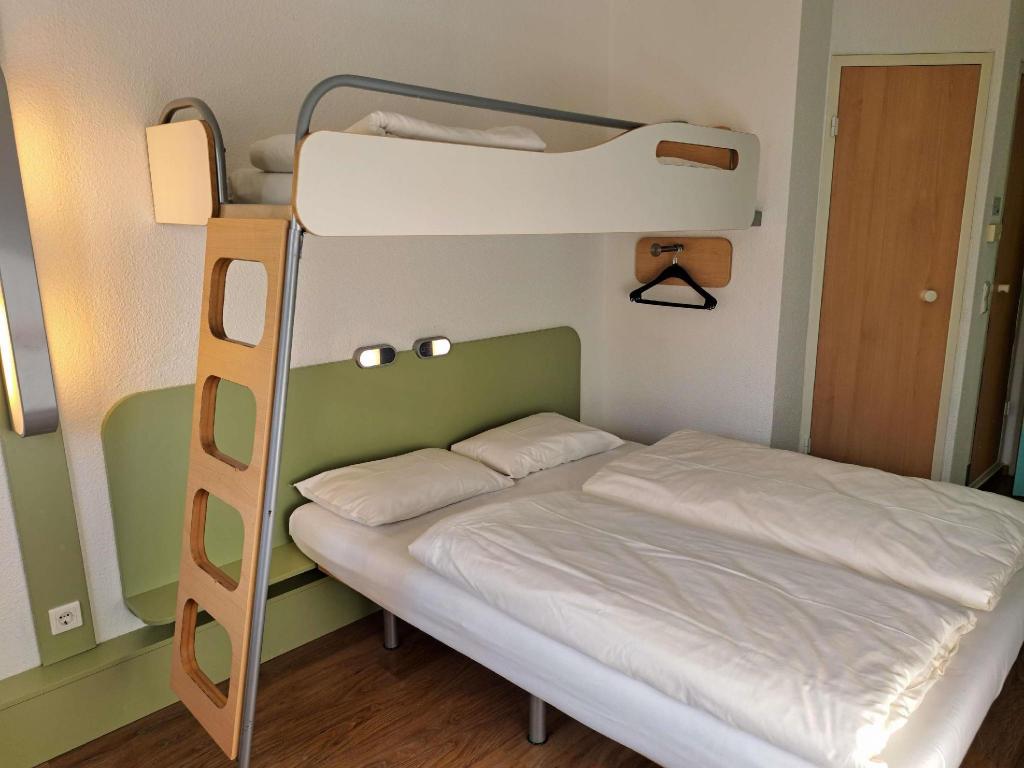 STANDARD, 1 DOUBLE AND 1 SINGLE BED