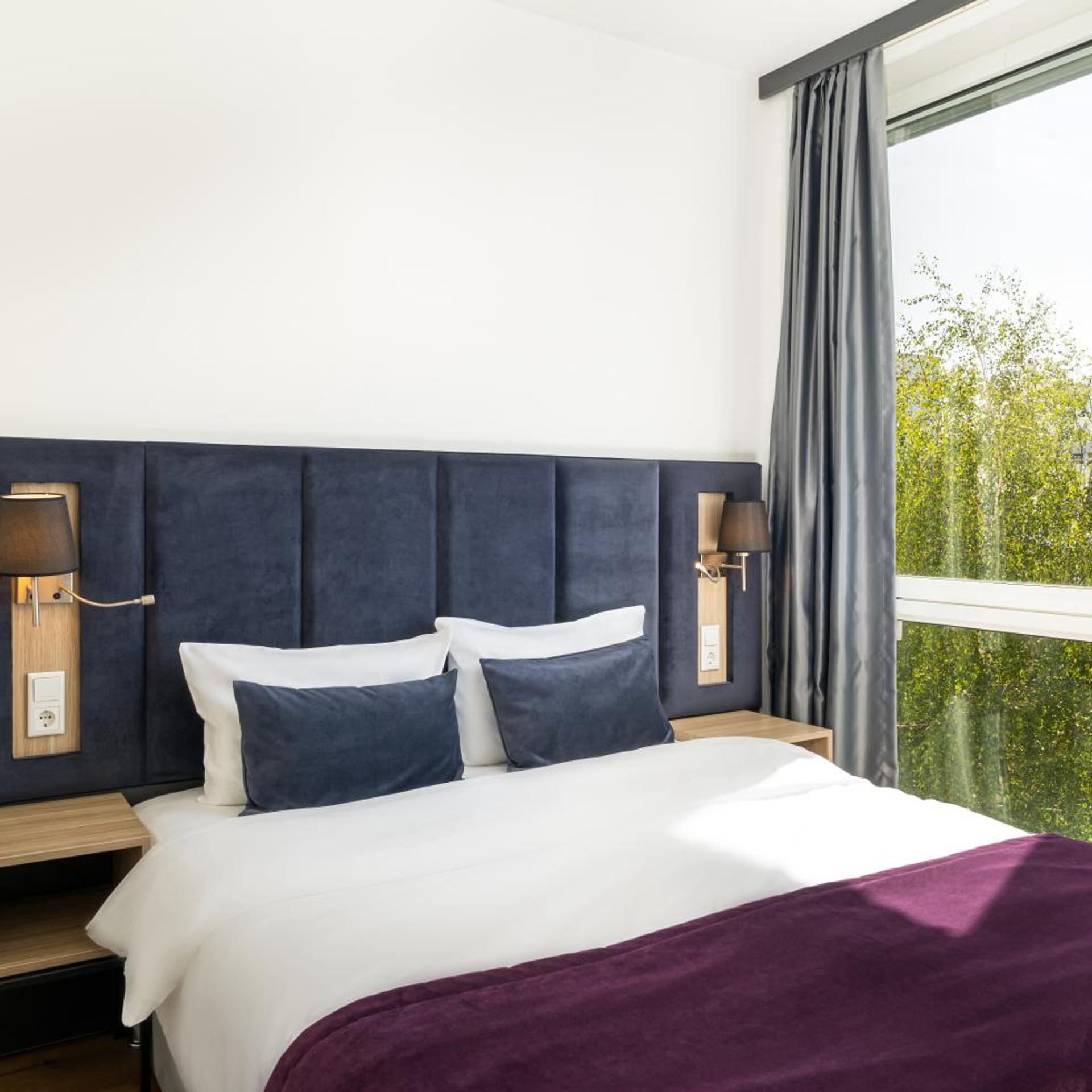 Room, Queen Bed