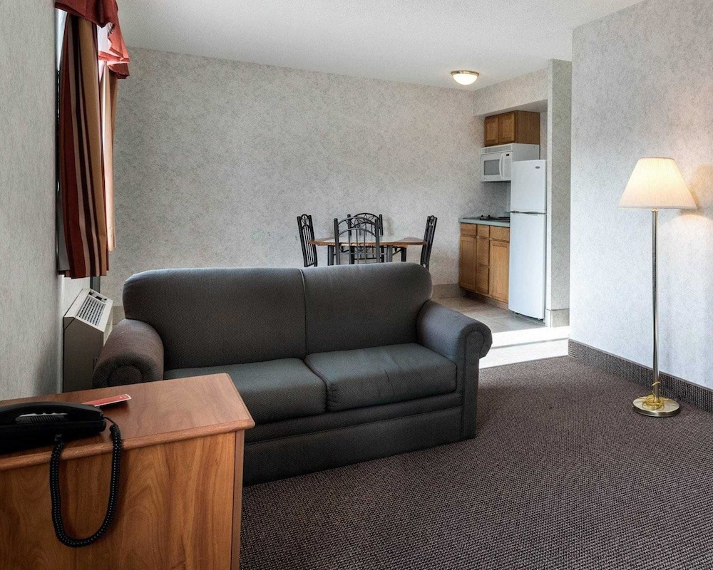 Econo Lodge Inn & Suites Canandaigua - Fingers Lake Area 25/37
