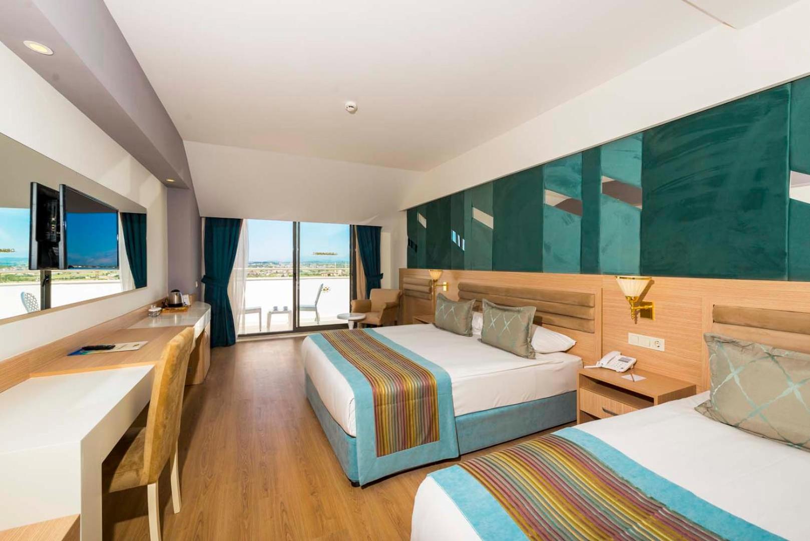 Room at Dream World Hill, SIDE