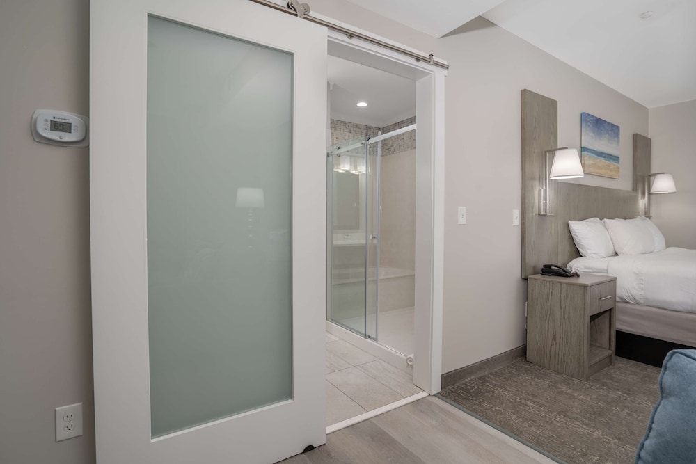 جناح بسرير كينج بمنطقة جلوس، Lighthouse Suites Best Western Signature Collection 5/6
