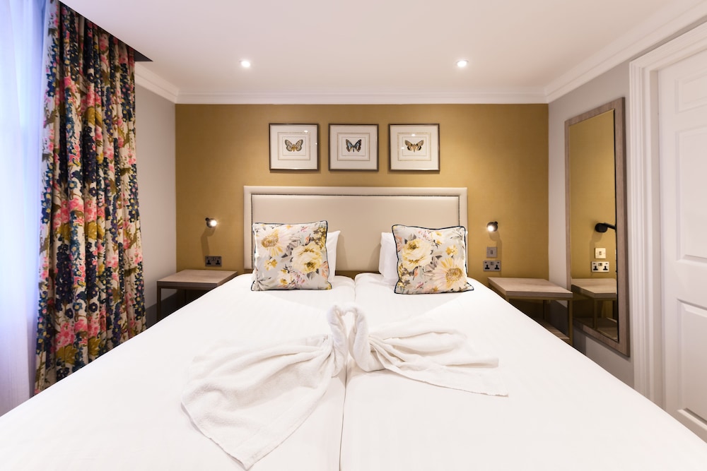 ROOM, TWIN BEDS