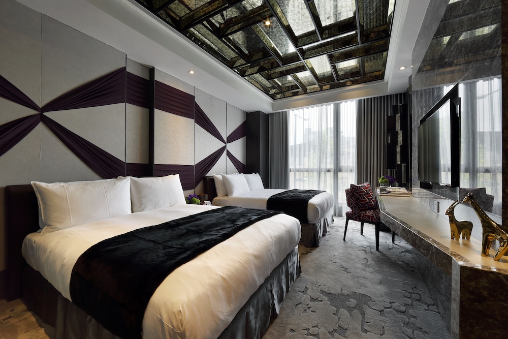 DELUXE, QUADRUPLE, 2 DOUBLE BEDS