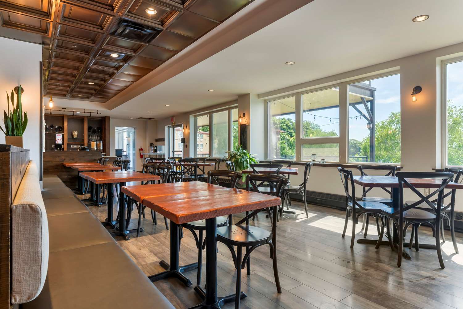 Best Western Plus Chocolate Lake Hotel 53/80