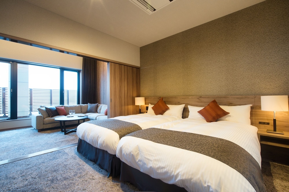 HOLLYWOOD, DELUXE, TWIN BEDS
