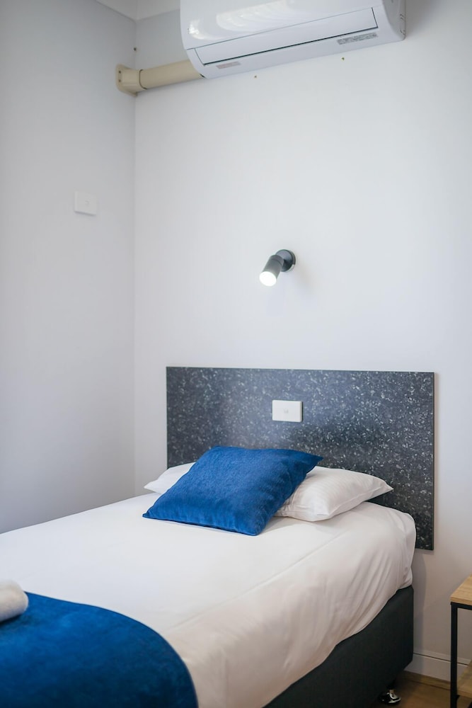 Motel, Deluxe, 1 Queen and 1 Single Bed