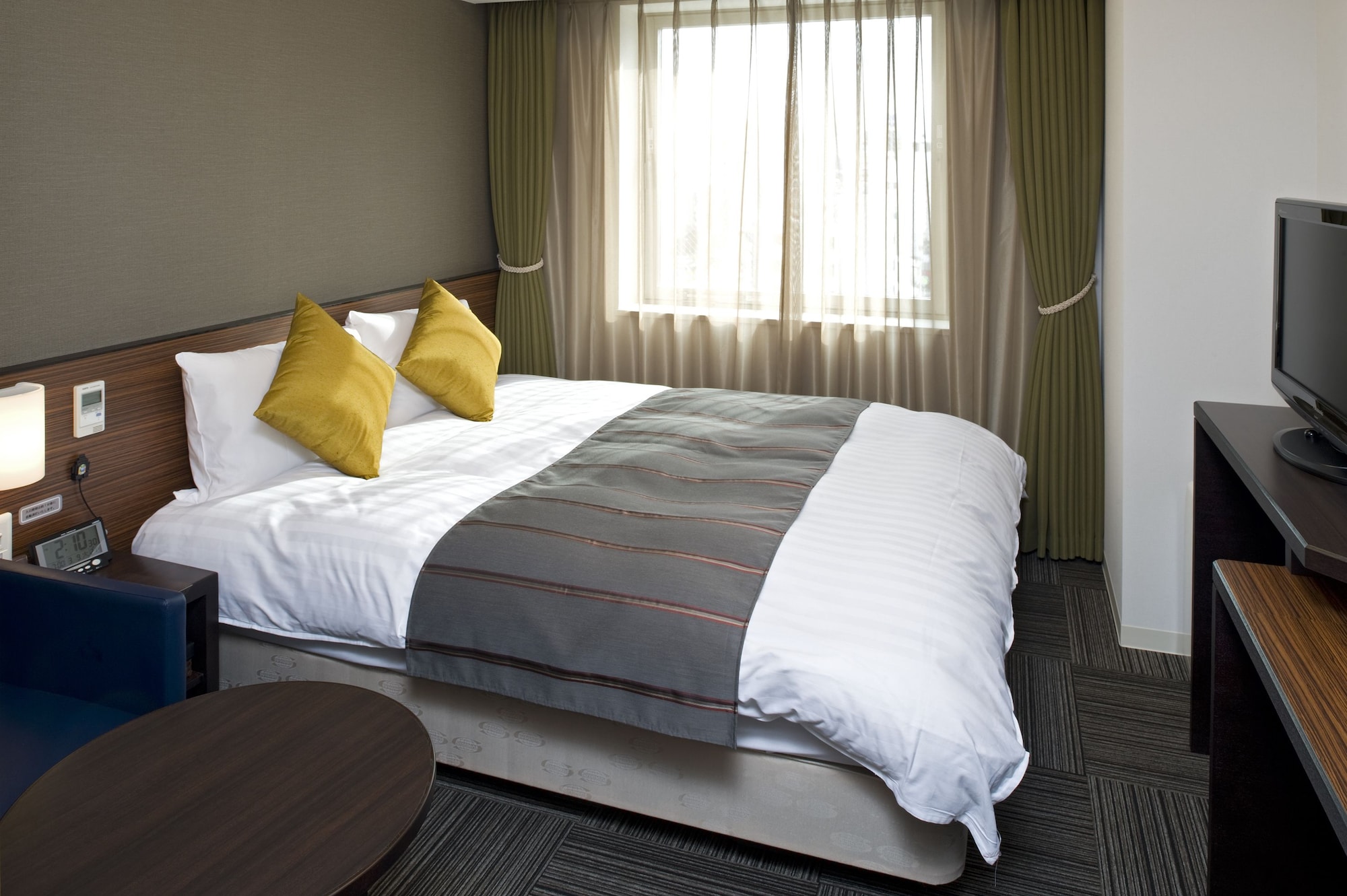 SUPERIOR, QUEEN BED, NO CLEANING SERVICES
