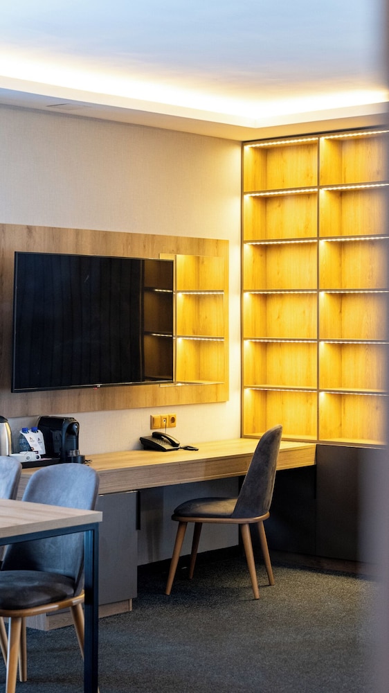 Avenue Hotel 33/50