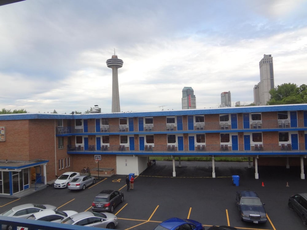 Empress Inn And Suites By the Falls 9/61