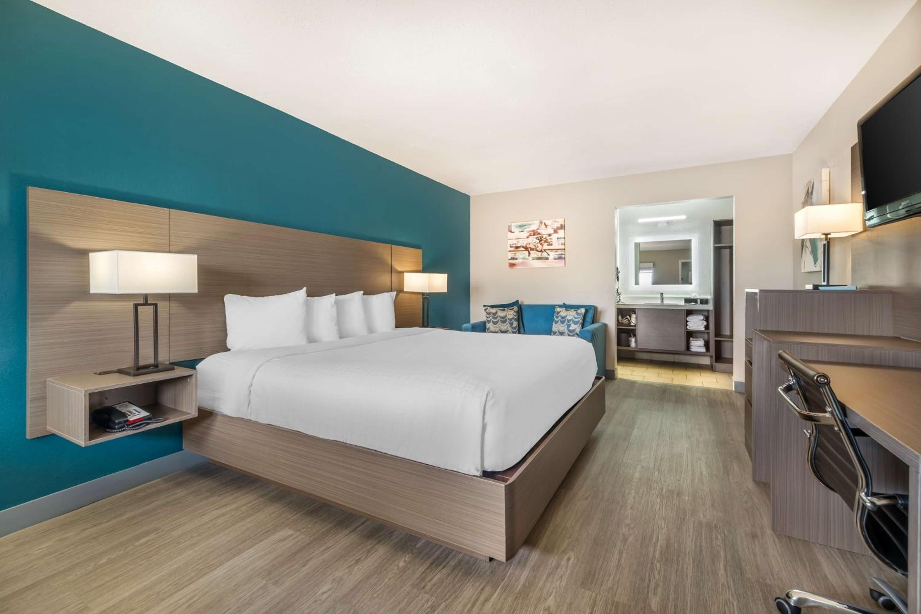 غرفة بسرير كينج مع أريكة، Best Western Green Tree Inn 5/10