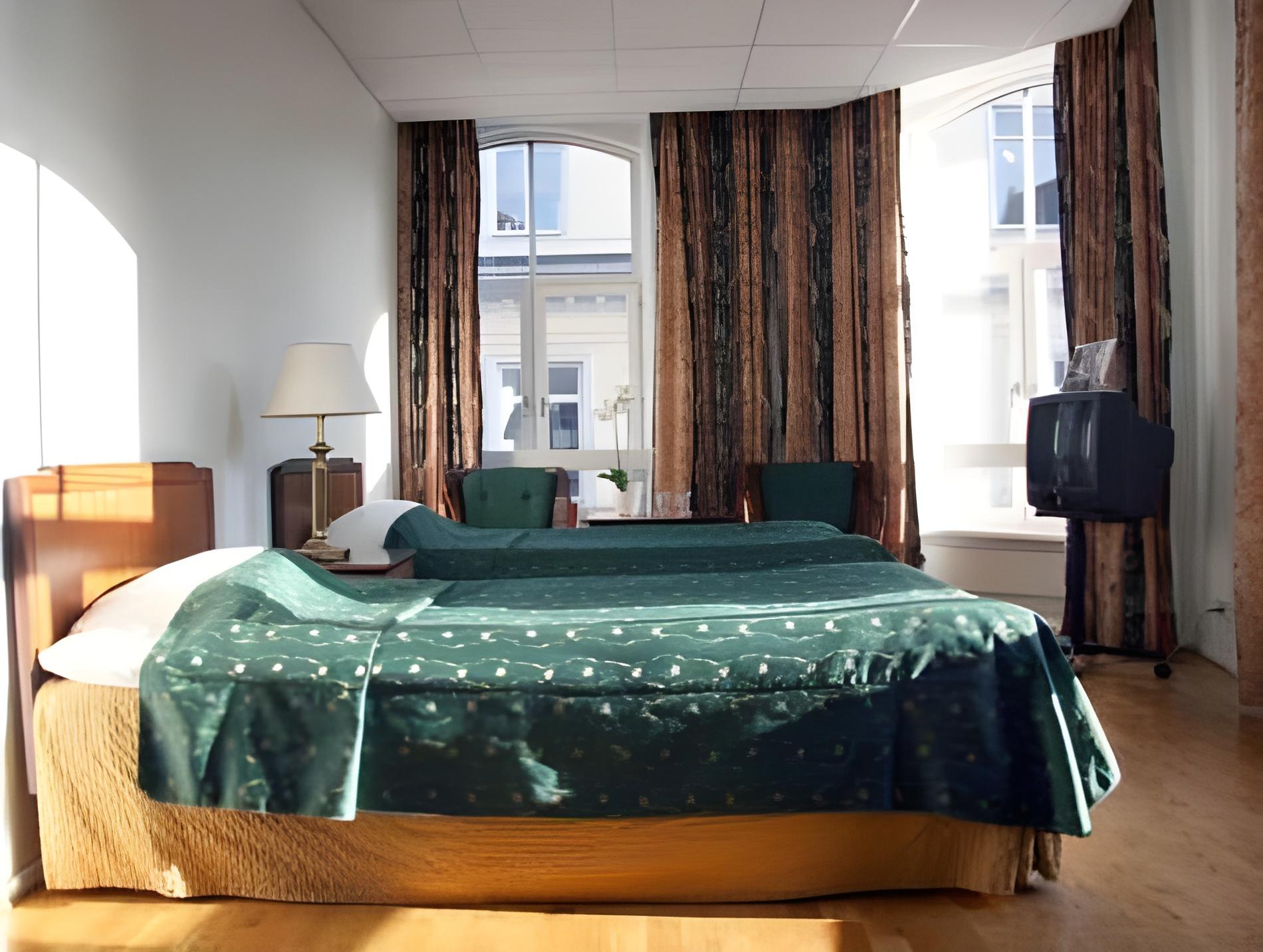Deluxe, 1 Queen and 1 Single Bed