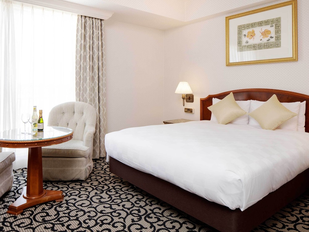Moderate, Queen Bed