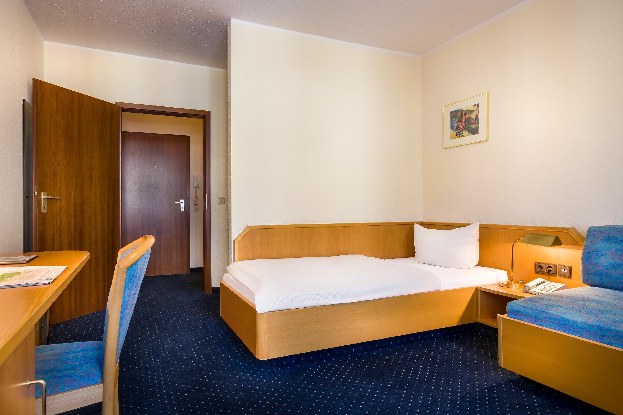 Room, Single, 1 Queen and 1 Single Bed