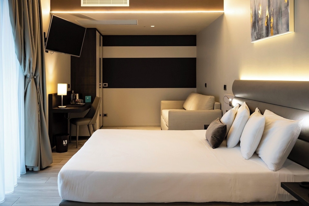 Classic, Twin Beds, Sofa, Vision Hotel 2/6