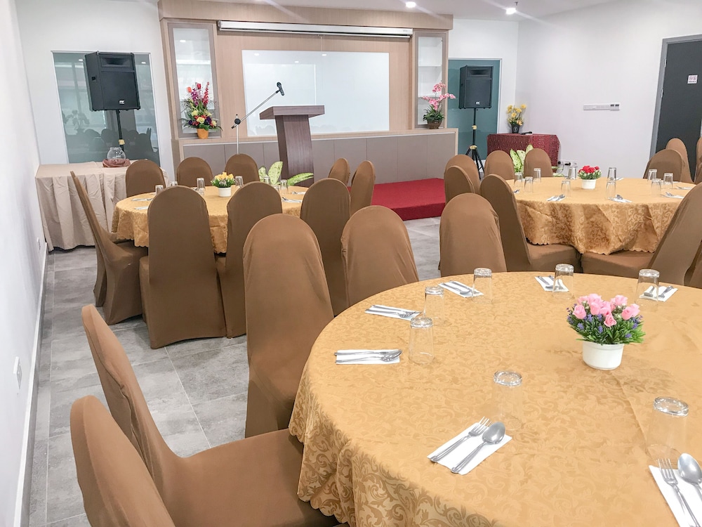 AZ HOTEL & SERVICED APARTMENTS 26/36
