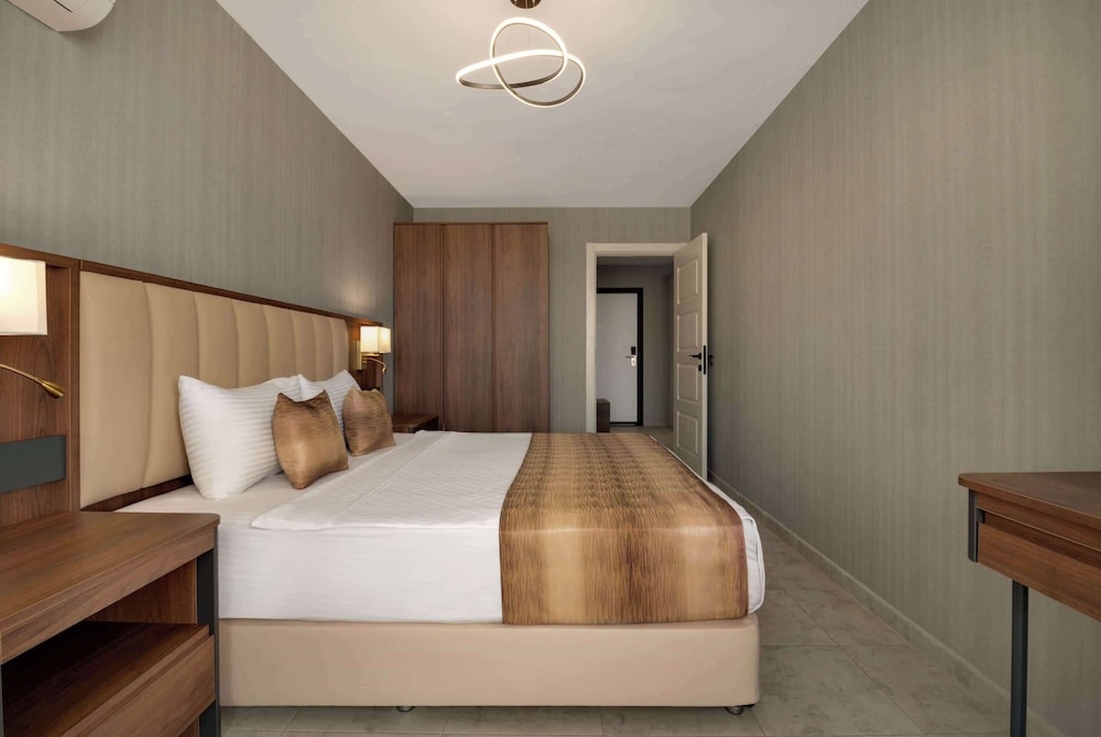 SUITE, KING BED