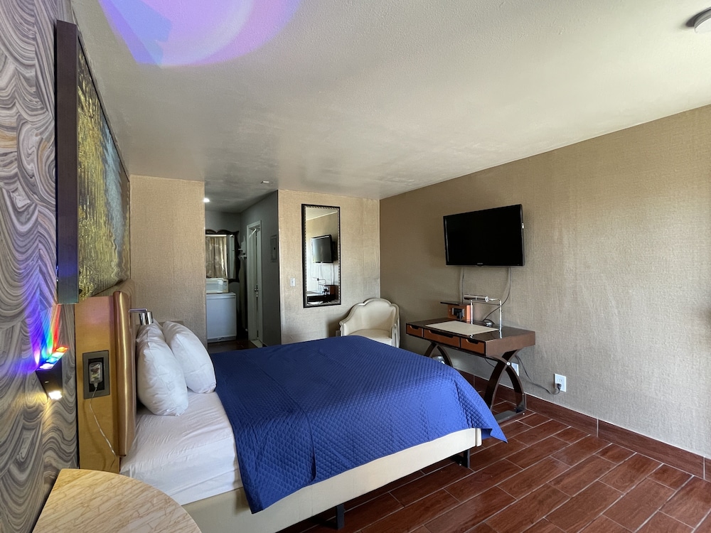 Crown Motel 33/66