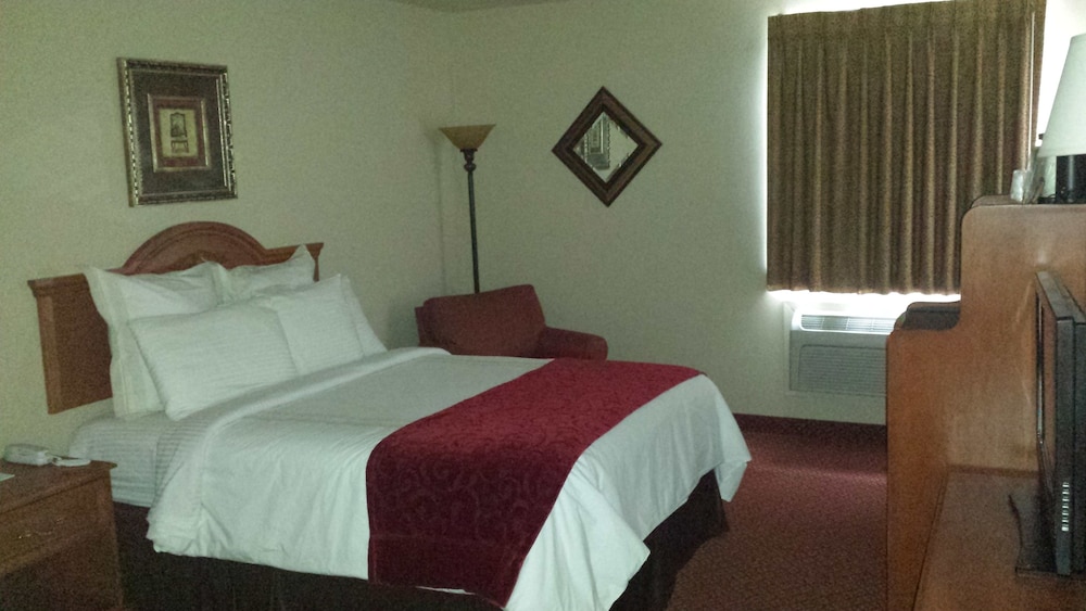 SUITE, KING BED, JETTED TUB