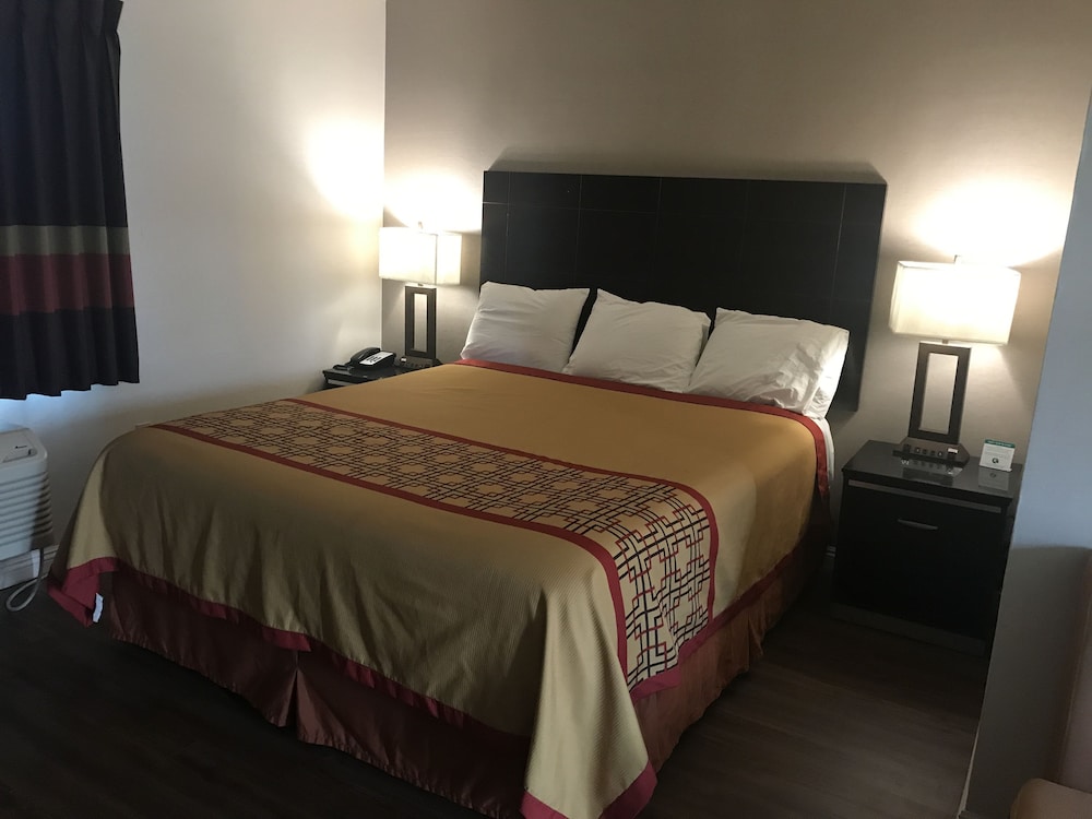 DELUXE, KING BED