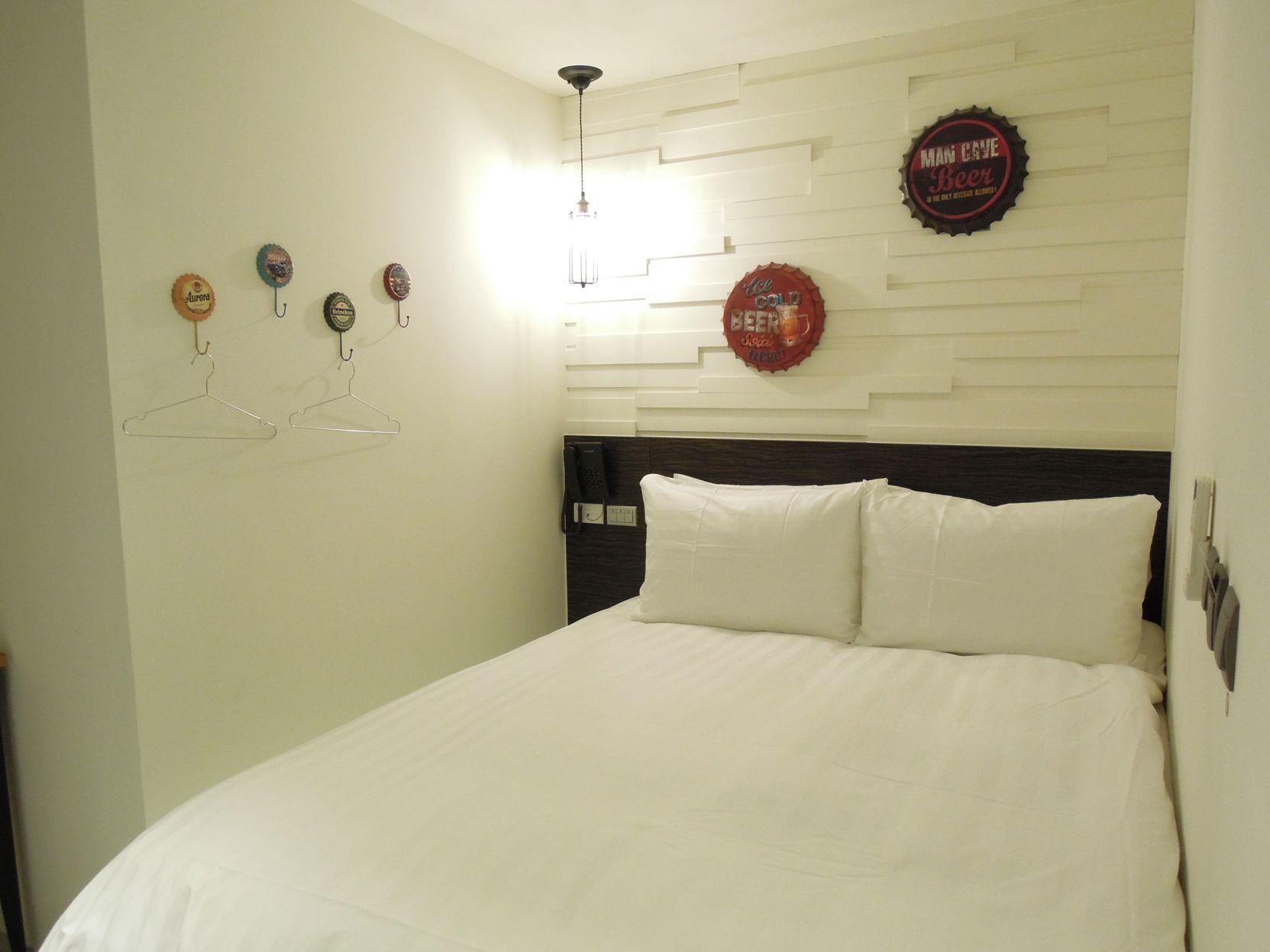 Room, King Bed, No Window