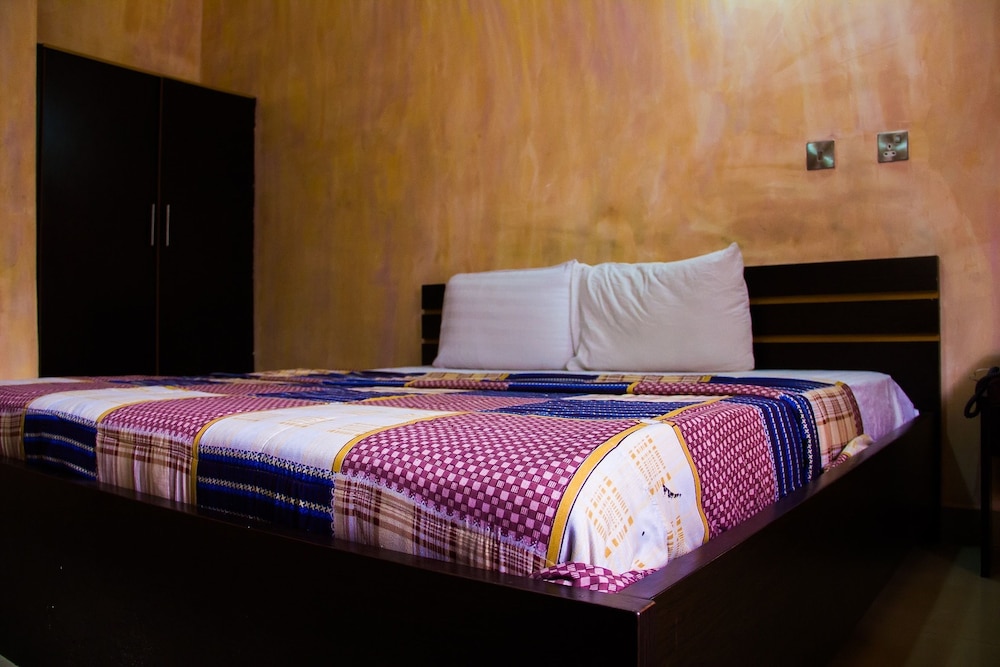 Glasshouse Hotel And Suites 32/35
