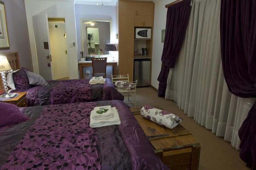 La Boheme Guesthouse 6/13