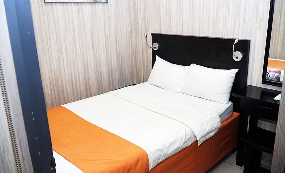 Jade Hotel Suites 24/66