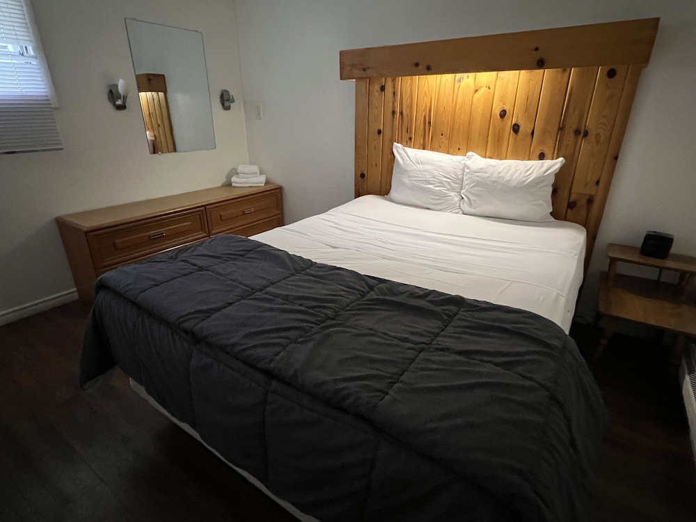 1 Bedroom, Suite, Queen Bed, Partial Lake View, Kitchen