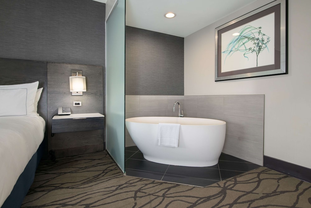 Doubletree by Hilton Hotel Racine Harbourwalk 36/79