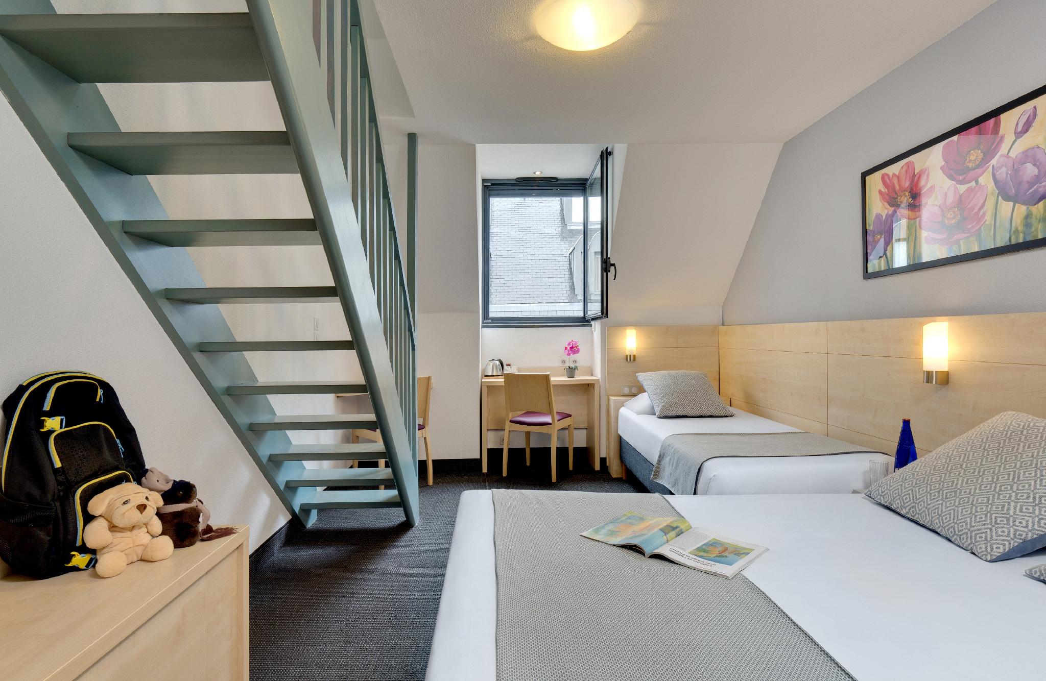 Duplex, 1 Double and 3 Single Beds