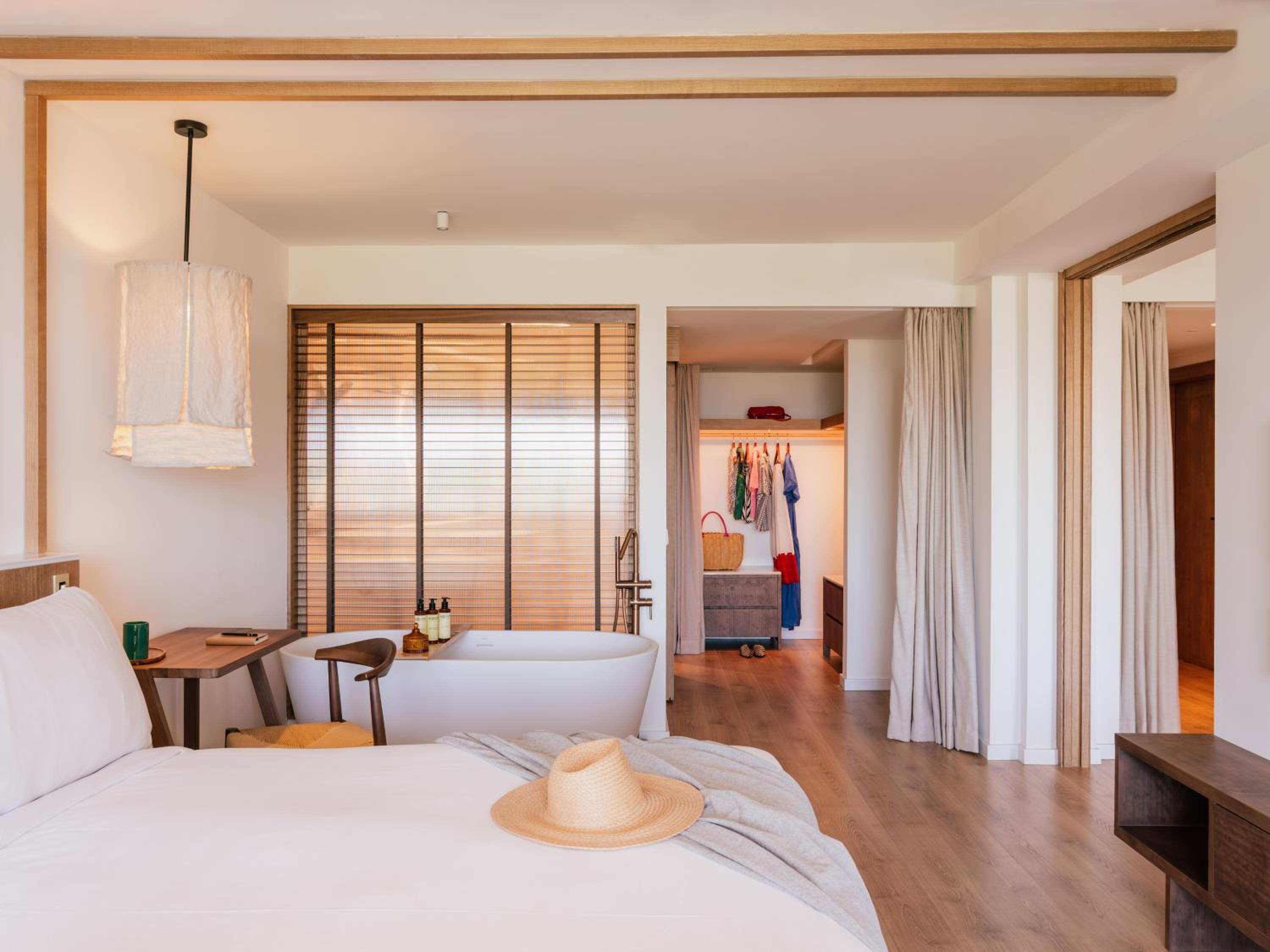 Beyond Me, Suite, King Bed