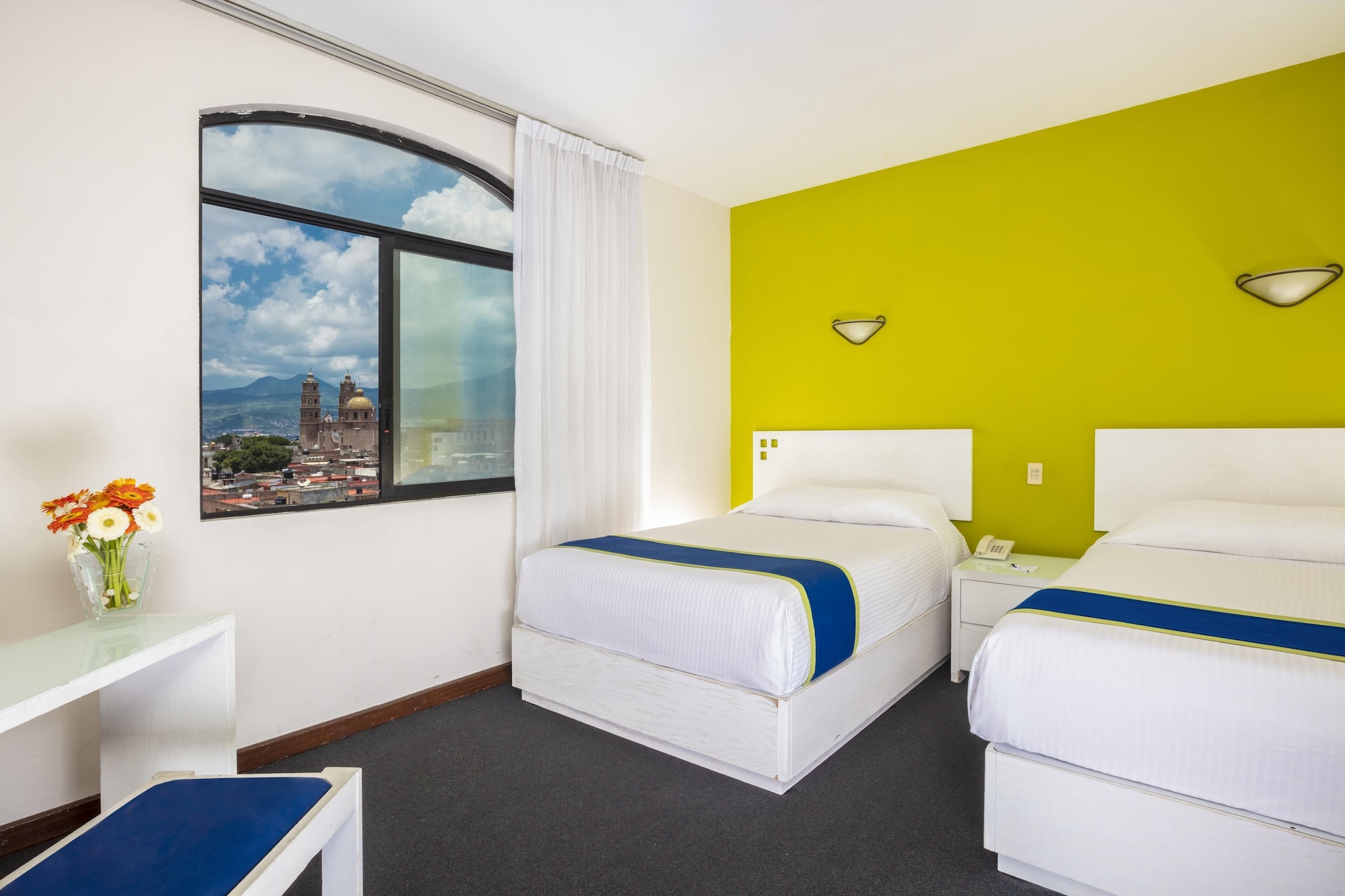 STANDARD, 2 DOUBLE BEDS