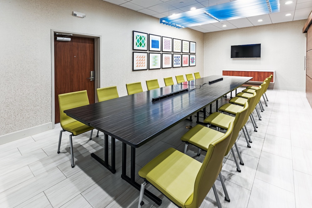 Holiday Inn Express Suites Stafford Nw Sugar Land An Ihg Hotel 52/56