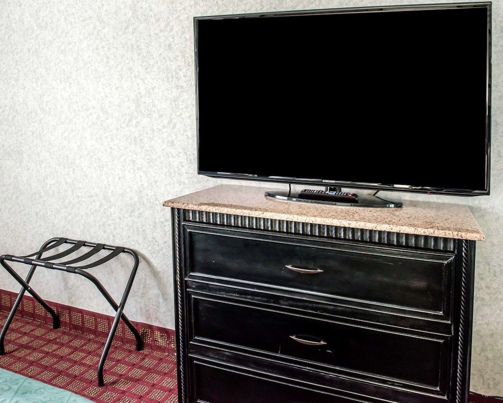 Quality Inn & Suites Gibsonia - Pittsburgh North PA 8/68