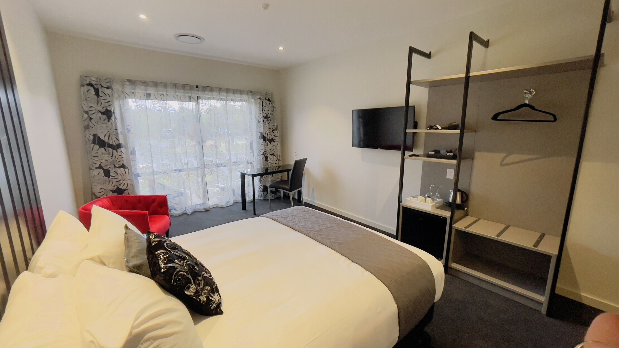 Executive, Queen Bed