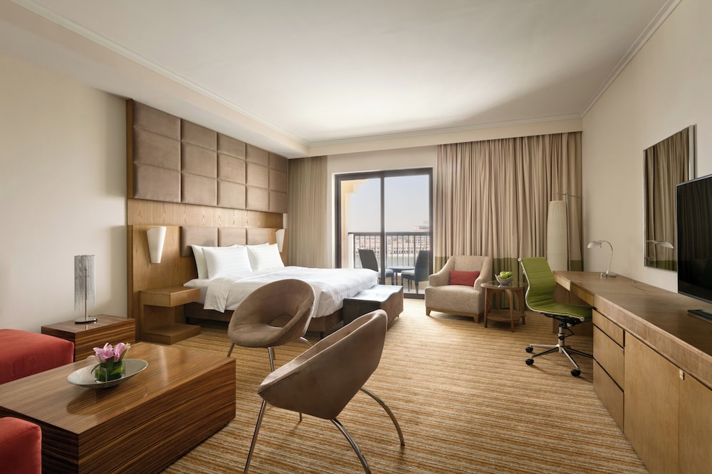 جناح تنفيذي بسرير كينج، Traders Hotel, Qaryat Al Beri, Abu Dhabi 2/3