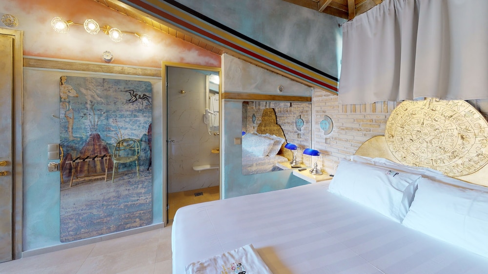 جناح ملكي بسرير كوين بإطلالة على البحر، Leda Suites 6/9
