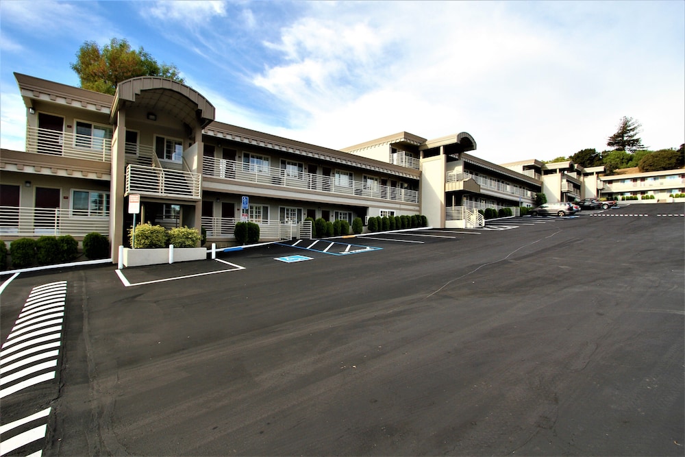 Budget Inn of Hayward 54/68