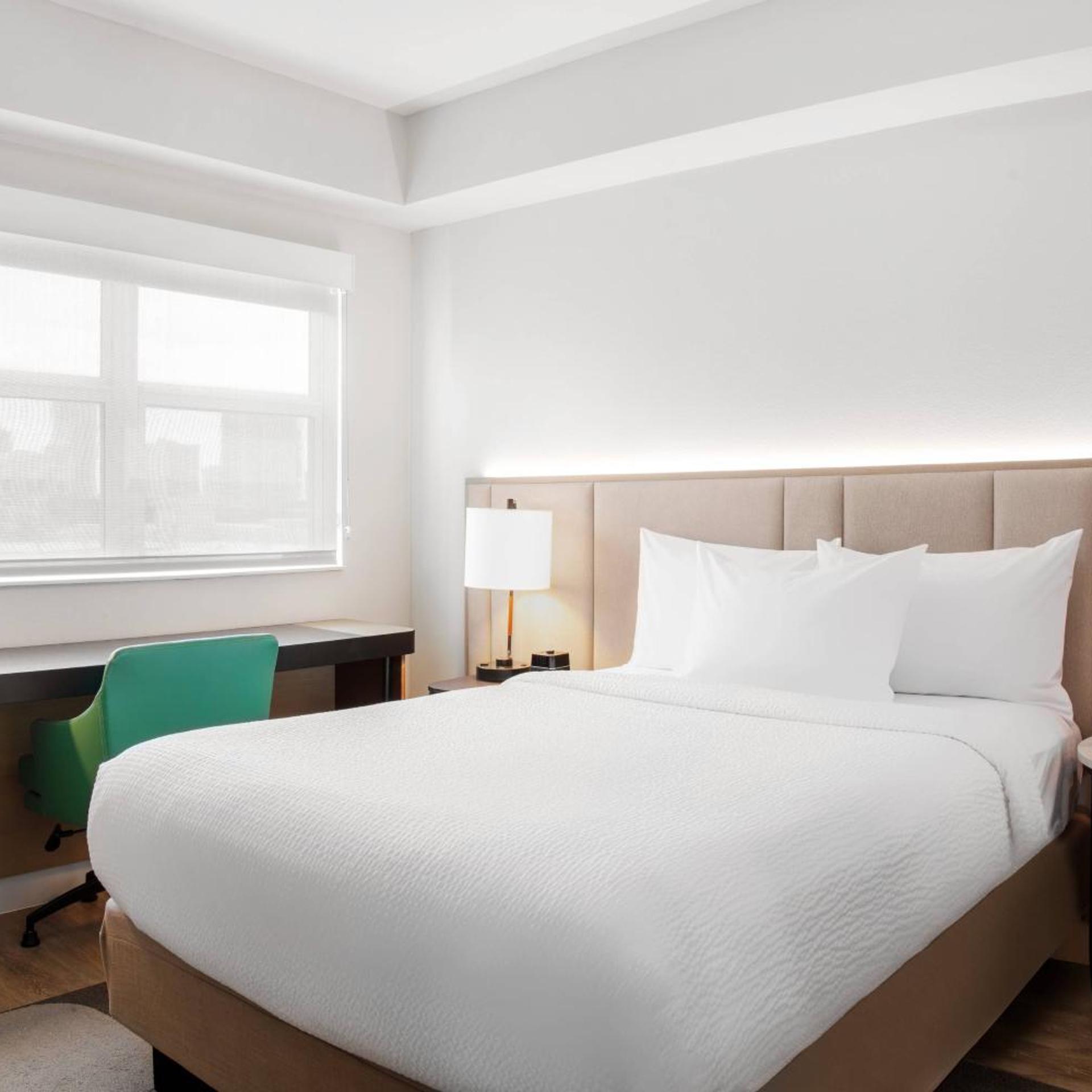 2 Bedrooms, Suite, King Bed