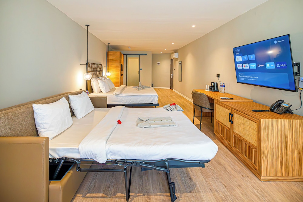 غرفة سوبيريور بسرير كينج بإطلالة على البحر مع أريكة، Kombo Beach Resort 2/5
