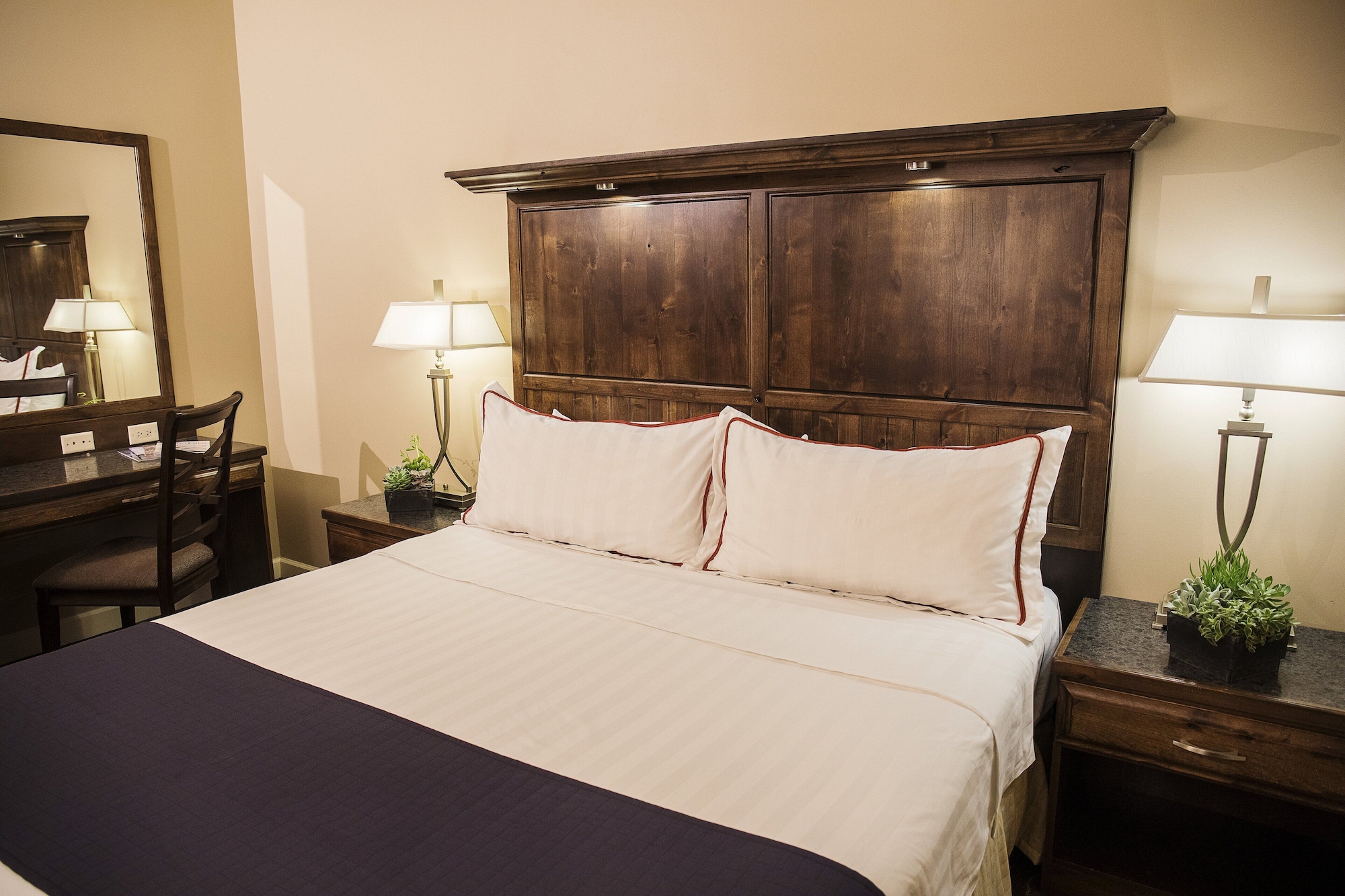Lakewood, Suite, King Bed, Sofa