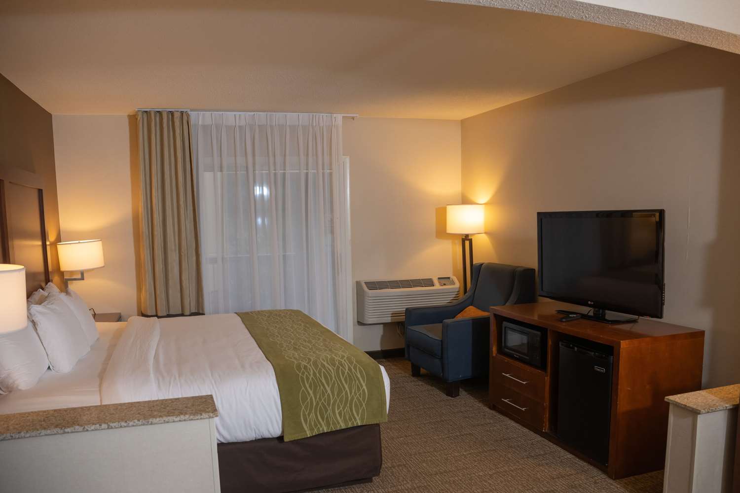 Comfort Inn & Suites Erie - Splash Harbor Indoor Waterpark 13/55