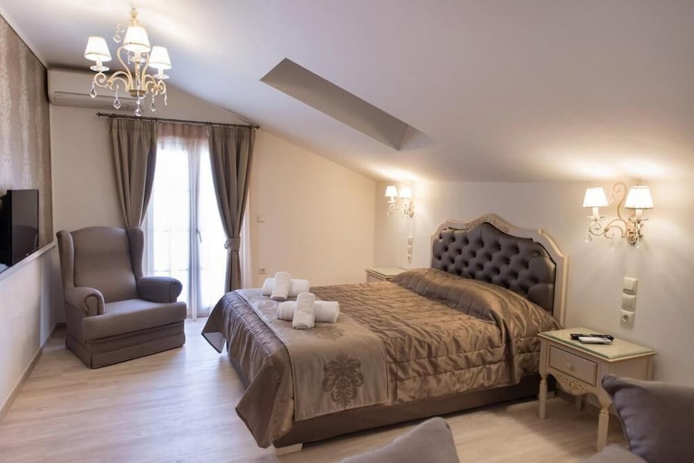 Pirofani Hotel 11/50
