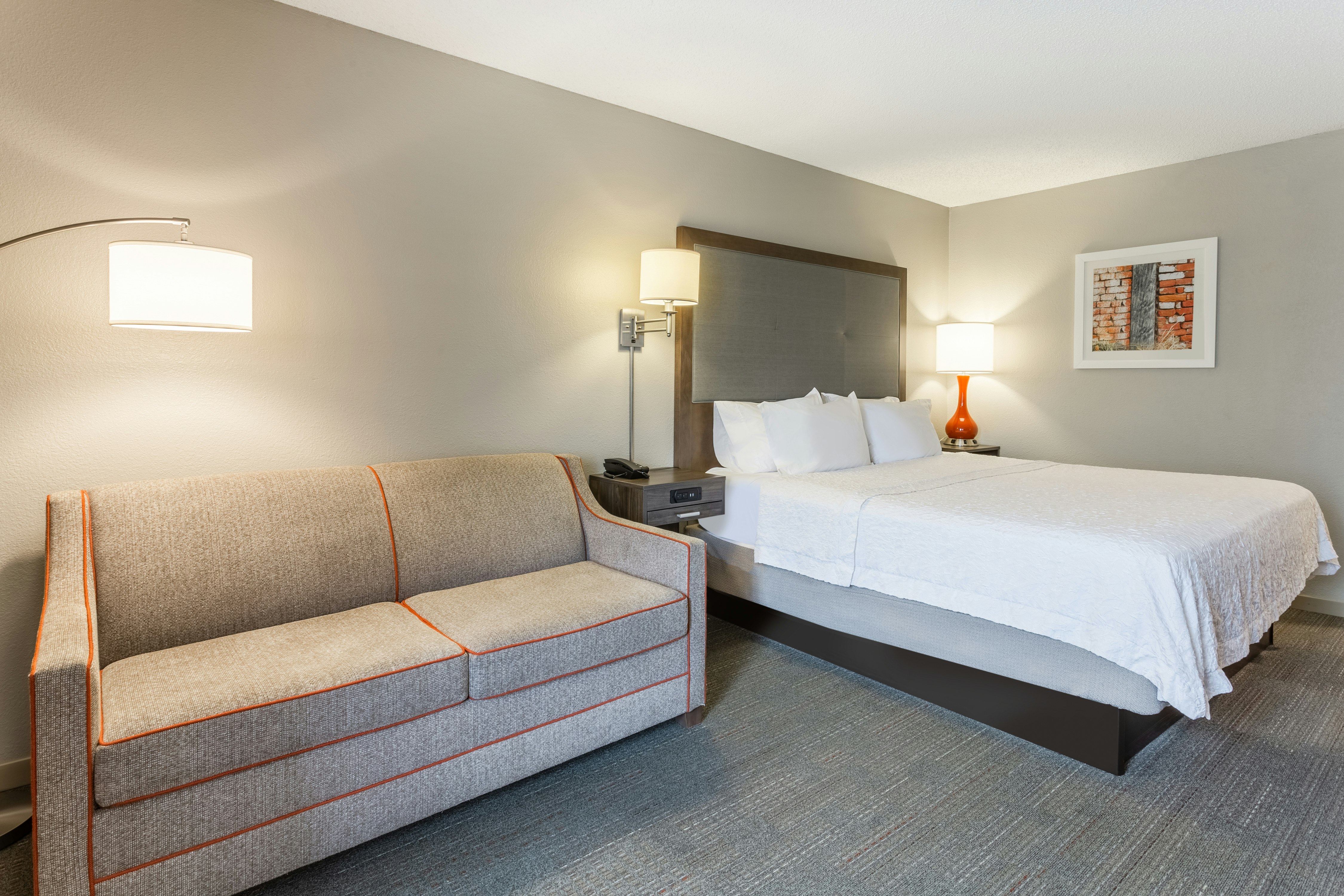 Study, King Bed, Sofa، Hampton Inn Eau Claire 2/3